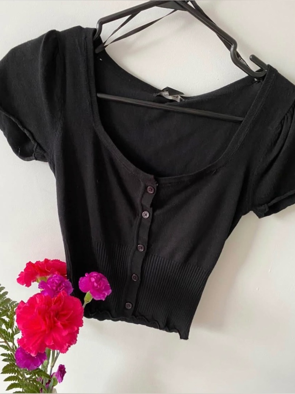 Cute Black Top With Bottons And Puff Shoulders
